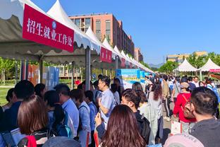 好刺耳❗国足赛后谢场，球迷齐骂：“丢人现眼！”